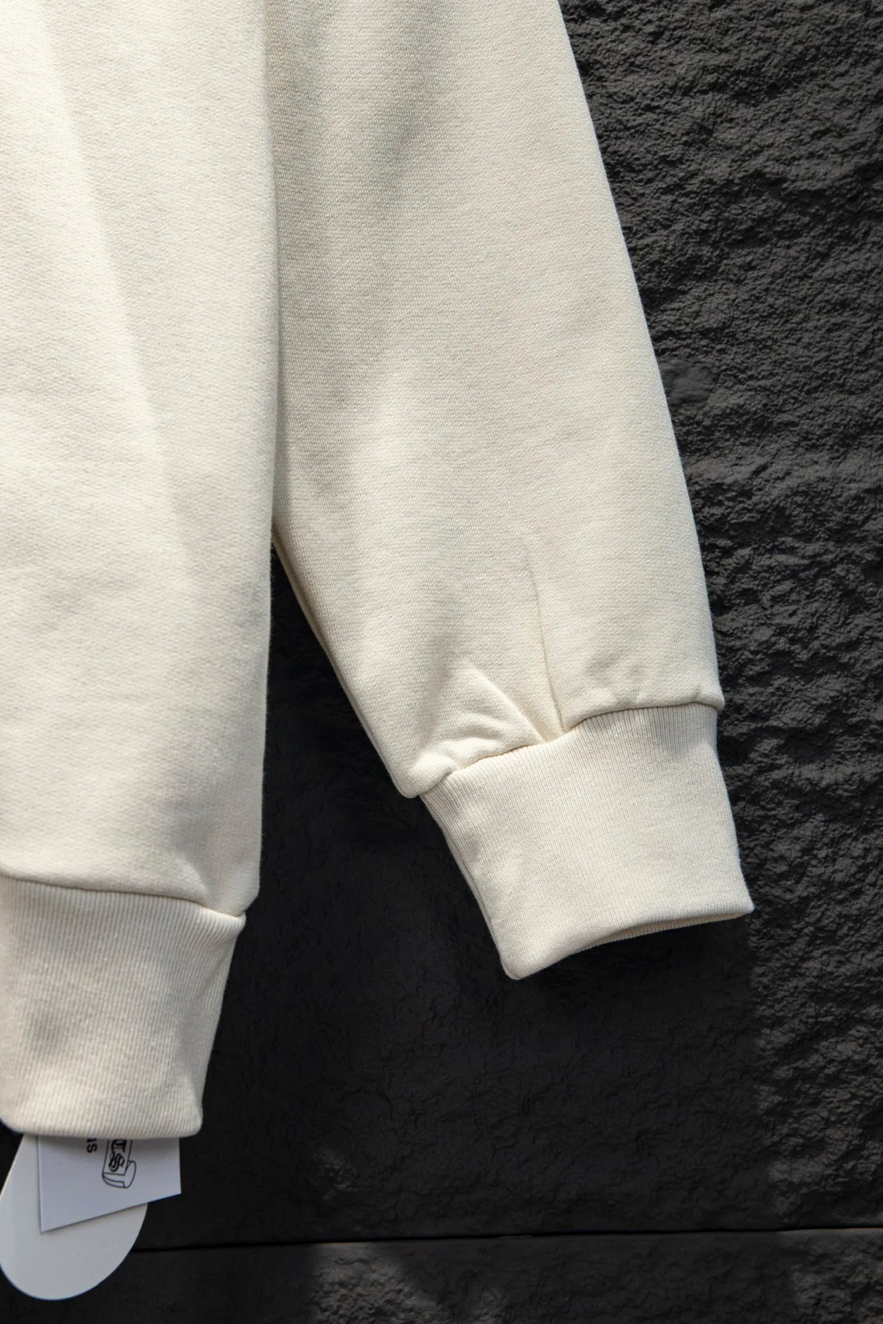 P260 🆕Chrome Hearts Home 420 grams, different from the market, texture is incomprehensible, os version is really charming, Chrome Home is also really unique, every new season's new product version is to the extreme, very practical, can be worn casually, nice✔️ - ⚠️100% cotton, using custom-dyed terry cotton sweatshirt surface, 420g double yarn, comfortable feel Made from imported knitting needle carded cotton, the thickness is moderate, drapey and contoured, making the upper body comfortable! ! It is very tolerant to fat body types and can instantly lose five pounds after wearing it!  Front panel #Back panel hardware elements# The English letters are arranged artistically. Imported Tajima high-density heavy-duty embroidery technology. The fonts are three-dimensional and full. The body is treated with washed and distressed elements, which greatly increases the interest of the clothing; unique visual effects.  Hem Loose closing Double-layer fabric Good closing effect Exquisite hemming Color: washed black, apricot Size: S-M-L-XL